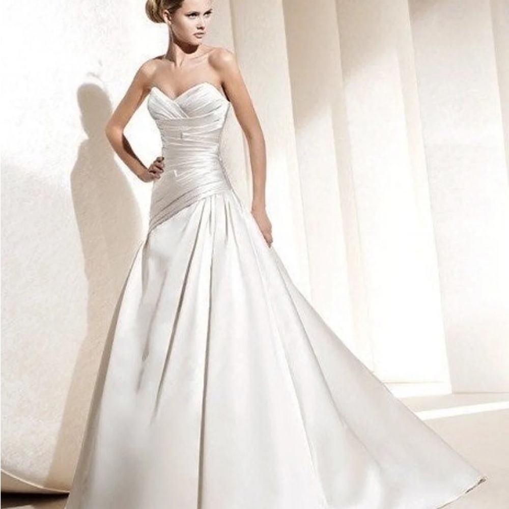 Pronovias La Sposa “Dinar” White Ruched Sweetheart Wedding Gown